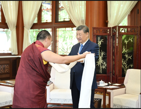 习近平接受班禅额尔德尼·确吉杰布拜见